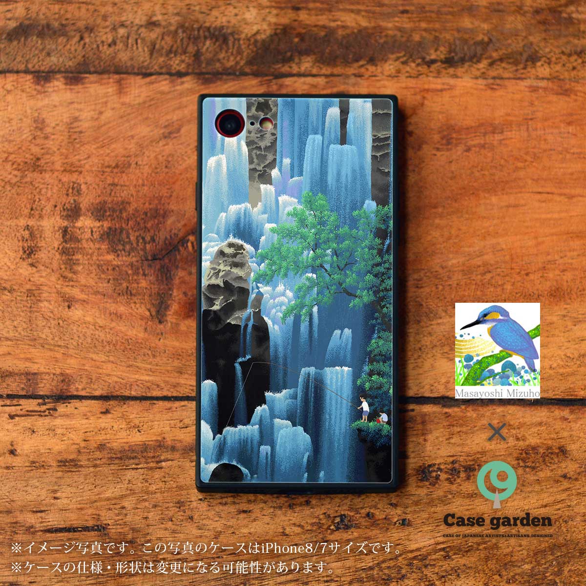 Masayoshi Mizuhoデザインの、キラキラと輝く背面カバーのガラスが美しいスクエア型強化ガラススマホケース「源五郎ヶ滝の釣り」です。写真の機種はiPhoneXRです。