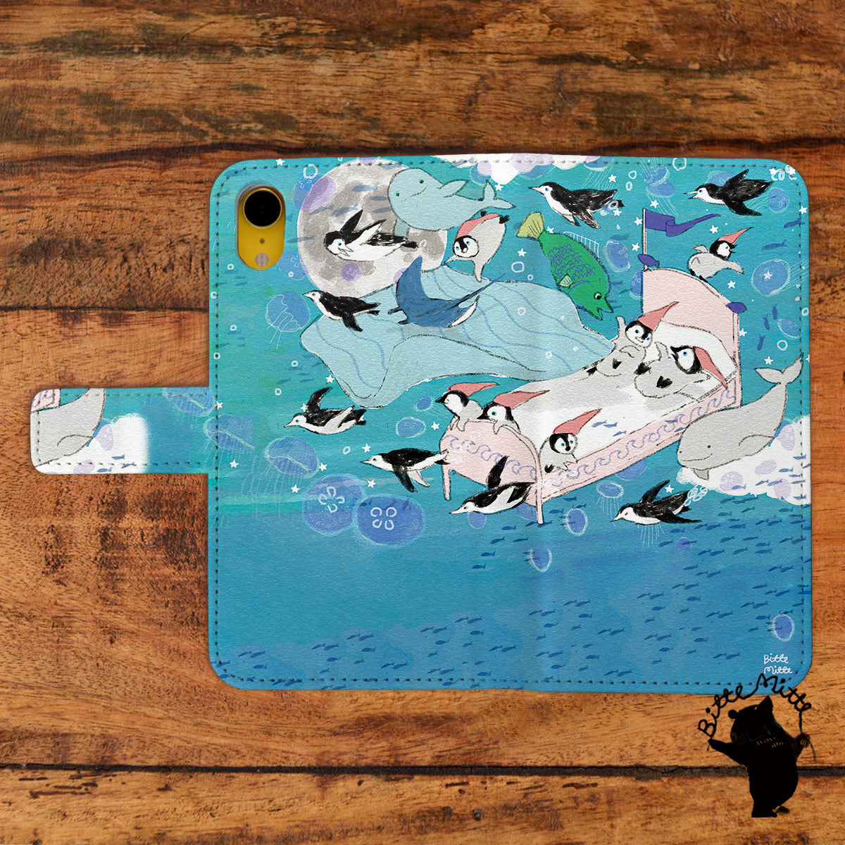 Bitte Mitte!ブランドのデザイン画を印刷したはめ込み式手帳型スマホケース「海の中でおやすみ」のイメージ写真です。機種はiPhoneXRです。